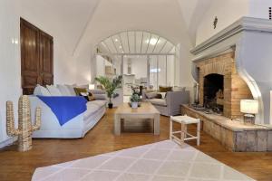 a living room with a white couch and a fireplace at La Veore in Chabeuil
