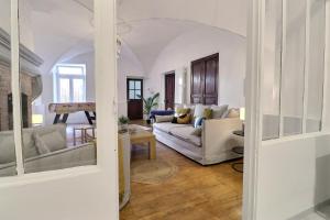 ein Wohnzimmer mit Sofa und Tisch in der Unterkunft La Veore in Chabeuil