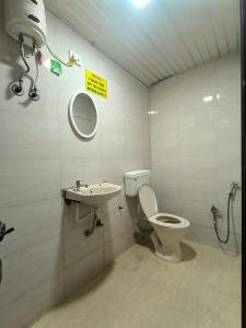 un baño con inodoro y lavabo en Tanaji Residency, en Bombay 21 fotos más