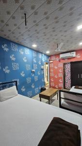 Un dormitorio con una cama y un escritorio. en Tanaji Residency, en Bombay