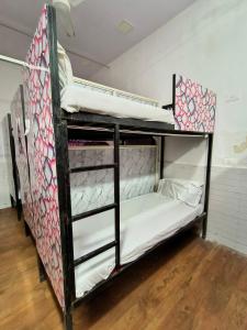 Un par de literas en una habitación en Tanaji Residency, en Bombay