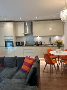 ein Wohnzimmer mit Sofa und Tisch in der Unterkunft Stylish Kent apartment in Maidstone