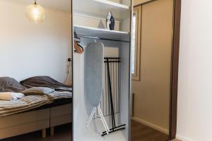 ein Schlafzimmer mit einem Etagenbett und einem Spiegel in der Unterkunft Renovated 60m2 flat & free parking, balcony, Wifi in Pori