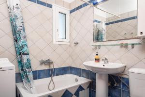 une salle de bains avec lavabo, baignoire et toilettes dans l'établissement Nostos - Psili Ammos Appartments, à Psili Ammos 39 autres photos