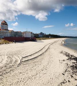 a beach with people walking on the sand at Ferienwohnung Flieder - ruhig und tierfreundlich in Mariendorf