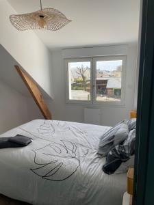 ein Schlafzimmer mit einem Bett mit Design darauf in der Unterkunft Maison proche bourg et plage in Piriac-sur-Mer