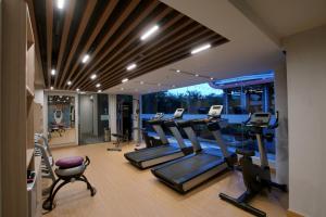 un gimnasio con varias cintas de correr y máquinas elípticas en Aston Jambi Hotel & Conference Center, en Jambi