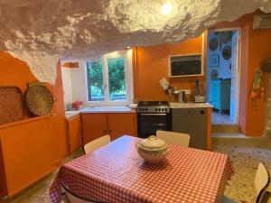 Kuchyň nebo kuchyňský kout v ubytování Les rives enchantées