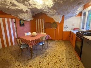 Kuchyň nebo kuchyňský kout v ubytování Les rives enchantées