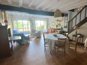 Posezení v ubytování Les rives enchantées + 14 fotografií