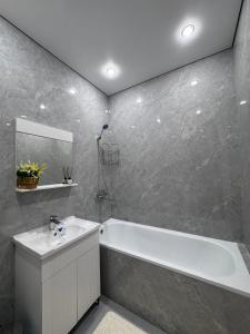 Ένα μπάνιο στο Апартаменты в ЖК 4YOU