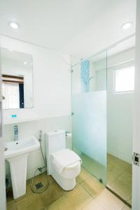 une salle de bain avec toilettes, lavabo et douche dans l'établissement Estancia Resort Hotel, à Tagaytay