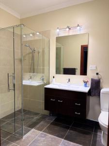 Koupelna v ubytování Whispering Pines