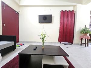 Μια τηλεόραση ή/και κέντρο ψυχαγωγίας στο Spacious 2BHK Flat Modern Comfort Stay