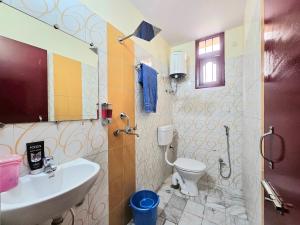 Ένα μπάνιο στο Spacious 2BHK Flat Modern Comfort Stay +37 φωτογραφίες