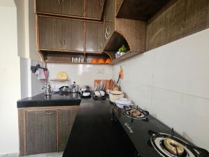Η κουζίνα ή μικρή κουζίνα στο Spacious 2BHK Flat Modern Comfort Stay
