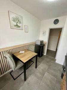 a waiting room with a table and a chair at Apartment - für Monteure und Familien in Salzgitter
