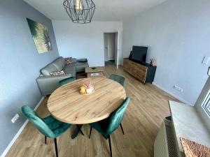 a living room with a wooden table and chairs at Apartment - für Monteure und Familien in Salzgitter