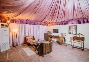 Μια τηλεόραση ή/και κέντρο ψυχαγωγίας στο WelcomHeritage Tadoba Vanya Villas Resort & Spa