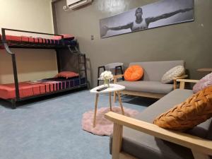 Habitación con literas, sofá y mesa. en The Baluarte, en Maasin 9 fotos más