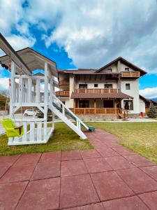 ein Spielplatz vor einem Haus in der Unterkunft Pensiunea Ioana in Sadová