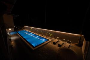ein Schwimmbecken mitten in einem dunklen Raum in der Unterkunft The Coral Bentley Hotels in Havelock Island