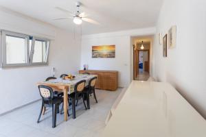 een eetkamer met een tafel en stoelen bij Apt Grecale e Ponente vista mare - Salento Reservation in Isola della Malva