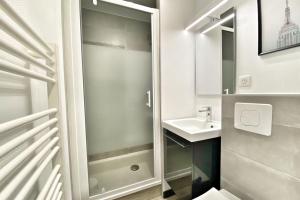 een badkamer met een douche en een wastafel bij Le Petit Frontalier in Terville