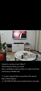 Taste of Home by Chel في ناكورو: صورة غرفة معيشة مع تلفزيون