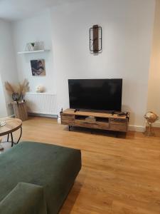 ein Wohnzimmer mit einem großen Flachbildfernseher in der Unterkunft luxury Maisonette near beach in Morecambe