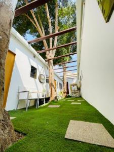 Κήπος έξω από το Cozy Private Studio with Garden Al Manhal, Abu Dhabi-5