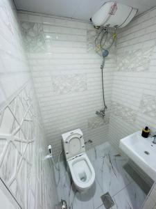 Ένα μπάνιο στο Cozy Private Studio with Garden Al Manhal, Abu Dhabi-5