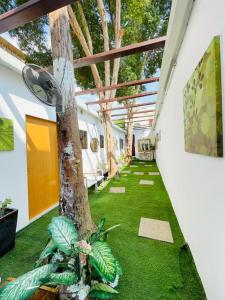 Κήπος έξω από το Cozy Private Studio with Garden Al Manhal, Abu Dhabi-5