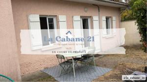 ein Paar Stühle vor einem Gebäude in der Unterkunft La Cabane 21, Andernos-Les-Bains in Andernos-les-Bains