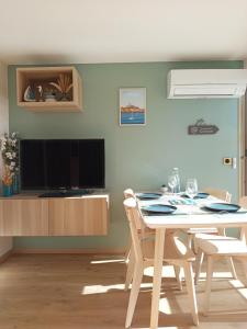 Телевизор и/или развлекательный центр в Ciel & Sel