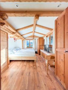 un dormitorio con una cama y un escritorio en Appt de charme dans chalet - liberté & nature, en Chesières