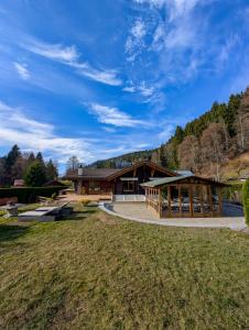 un gran edificio con un pabellón en un parque en Appt de charme dans chalet - liberté & nature, en Chesières