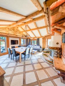 Un comedor y una sala de estar con mesa y sillas. en Appt de charme dans chalet - liberté & nature, en Chesières