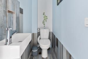 ein Badezimmer mit Toilette, Waschbecken und Badewanne in der Unterkunft Cosy in Paris in Vanves + 20 Fotos