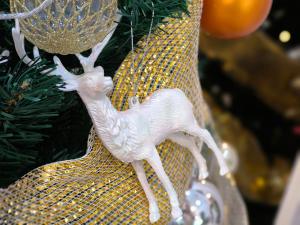 Ein Spielzeug-Hirsch hängt als Christbaumschmuck an einem Weihnachtsbaum in der Unterkunft 25P Enchanting Bungalow Retreat - Mystical Garden,Petaling Jaya by Verano in Petaling Jaya