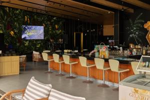 Μια τηλεόραση ή/και κέντρο ψυχαγωγίας στο Comfy 1-BR WeKata condo, 5 min to Kata beach