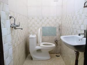 Ένα μπάνιο στο Hotel Metro Regency