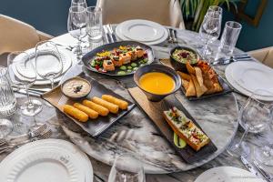 Una mesa con platos de comida encima. en Fort sea view, en Batumi