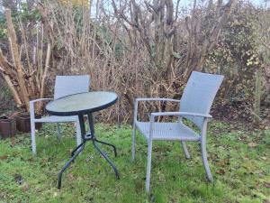 two chairs and a table and a table and chairs at Lille bolig med egen indgang in Holte +6 photos