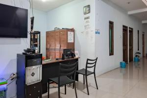 Kuchyň nebo kuchyňský kout v ubytování Griya Kencana Asri Syariah near RS Karima Utama Kartasura RedPartner