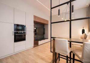 une cuisine et une salle à manger avec une table et des chaises dans l'établissement Apartments Ružomberok 204, à Ružomberok