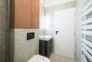 une salle de bains avec toilettes et lavabo dans l'établissement Apartments Ružomberok 204, à Ružomberok