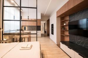 une cuisine avec une table et une grande fenêtre dans l'établissement Apartments Ružomberok 204, à Ružomberok