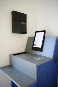 einen Schreibtisch mit einem Computer darüber in der Unterkunft Smart & Stay Aparthotel Saarbrücken Süd - Self-Check-In - Free Parking in Saarbrücken