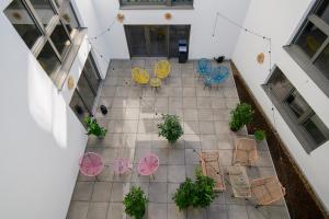 einen Blick über eine Terrasse mit Stühlen und Tischen in der Unterkunft Smart & Stay Aparthotel Saarbrücken Süd - Self-Check-In - Free Parking in Saarbrücken